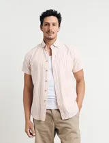 Camisa de manga corta con rayas verticales blancas y grises, cuello abotonado y corte clásico.