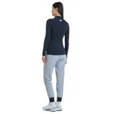 Remera deportiva blanca de manga larga con cuello alto y logo de Under Armour en el cuello.