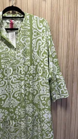 Vestido largo verde con estampado blanco, de corte amplio y mangas 3/4 con volados.