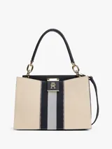 Cartera tote de lona color beige con rayas verticales azul marino y blanco. Tiene asa superior, correa ajustable y extraíble, cierre magnético y múltiples compartimentos interiores.