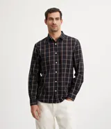 Camisa de franela a cuadros color negro, con botones blancos y corte clásico.