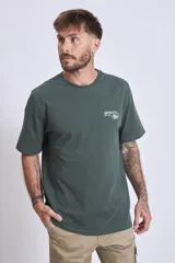 Remera de manga corta color marrón oscuro con cuello redondo y un pequeño texto bordado en blanco en el pecho.