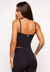 Top deportivo negro tipo musculosa con tirantes finos.
