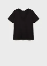 Remera negra de manga corta con cuello en V y corte recto.