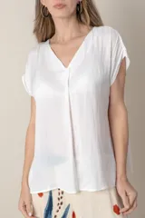 Blusa fucsia de seda con escote en V y mangas cortas.
