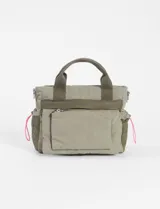 Bandolera color verde militar con correa ajustable y bolsillo removible con cierre.