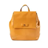 Mochila color camel de símil cuero acolchado, con acceso mediante solapa con botones imantados. Tiene un compartimento principal con un bolsillo interno con cierre y dos bolsillos abiertos. Cuenta con correa regulable y herrajes plateados.