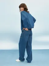Campera de jean azul con cierre frontal, bolsillos laterales y puños elastizados.