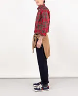 Camisa de cuadros en tonos rojos y verdes, confeccionada en 100% algodón, con corte regular fit y cuello button down.