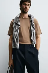 Camiseta color marrón de corte recto, cuello redondo y manga corta.