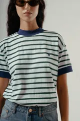 Camiseta de manga corta con cuello redondo y puños en contraste, de tejido a rayas horizontales blancas y verde oscuro. Presenta un pequeño logo bordado en el pecho.