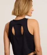 Musculosa deportiva celeste de microfibra texturizada, corte box, cuello redondo y espalda descubierta.