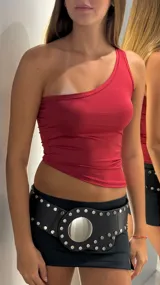 Top ajustado color rojo oscuro (bordó) con diseño asimétrico de un solo hombro y frunces laterales.