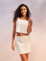 Musculosa blanca de lino con breteles anchos y escote cuadrado.