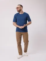 Pantalón de gabardina color marrón claro, de corte recto.