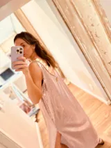 Vestido largo de fiesta con lentejuelas rosas, cuello en V con bordado de cuero y tajo lateral.