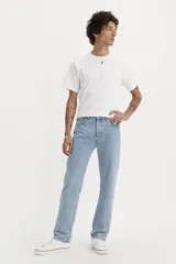 Pantalón de jean celeste de corte recto, tiro alto y botón en la bragueta.