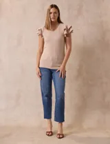 Remera beige de tejido acanalado, con cuello redondo y mangas cortas con volados.