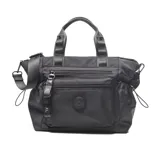 Bolso negro de tela con múltiples bolsillos externos, forro interior textil y correa de hombro ajustable.