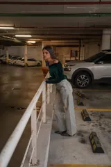 Pantalón de jean celeste con roturas en las rodillas y apliques de strass.