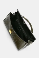 Bolso de mano alargado con acabado en relieve de cocodrilo, color verde oscuro brillante. Cuenta con asa de mano superior y un cierre frontal mediante clip metálico. Incluye un bolsillo interior con cremallera y un asa extraíble para usar como bandolera.