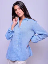 Camisa rosada de lino con cuello clásico, cierre frontal con botones, mangas largas con puños abotonados y logo bordado en el pecho.