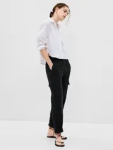 Pantalón cargo negro con cintura elastizada, bolsillos delanteros y de parche, confeccionado en sarga suave.