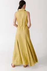 Vestido midi negro con cuello camisero, sin mangas y cierre frontal con cremallera.