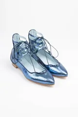 Botines semi-abiertos de cuero azul con diseño calado, cordones con borlas y suela de cuero.