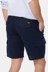 Bermuda color beige de corte recto, con bolsillos cargo laterales y confeccionada en lino.