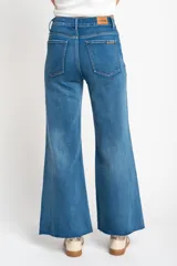 Pantalón de jean azul de corte wide leg y tiro medio.