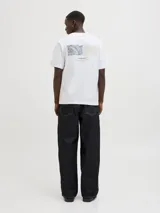 Camiseta blanca de manga corta y cuello redondo con logo Jack & Jones estampado en el pecho.