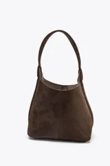 Bolso de mano tipo mini saca de cuero color marrón chocolate. Tiene asa de mano y cierre mediante clip.