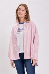 Camisa a rayas verticales rojas y blancas, de corte holgado y mangas largas con puños abotonados.