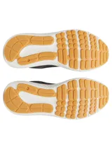 Championes Under Armour Charged Versurge para hombre, color negro con detalles en blanco y suela color caramelo.