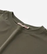 Blusa de manga larga color verde militar, confeccionada en tejido rib de viscosa certificada, con cuello redondo y corte holgado.