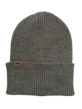 Gorro de lana gris con detalle de etiqueta de cuero con logo de la marca en el frente.