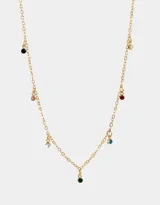 Collar corto dorado con cadena de eslabones y dijes de strass multicolor.