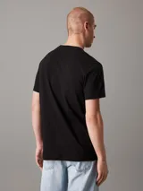 Remera negra de algodón con cuello redondo y mangas cortas. Cinta con logo de Calvin Klein Jeans en espiguilla en los laterales.