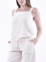 Musculosa color rojo con breteles anchos y escote cuadrado.