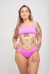 Conjunto de bikini blanco con corpiño de breteles finos y bombacha con lazos laterales.