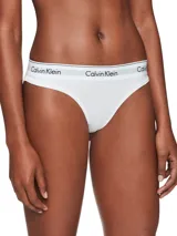 Conjunto Calvin Klein Modern Cotton blanco, compuesto por un corpiño deportivo con espalda racerback y una bombacha colaless con cintura elástica con logo de la marca.