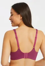 Bralette de lycra color lila, sin aro, marca Montelle. Tiene copas internas removibles, breteles fijos regulables y cierre trasero de tres posiciones.