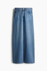 Pantalón de jean de tiro alto, corte amplio en las piernas y cinco bolsillos.