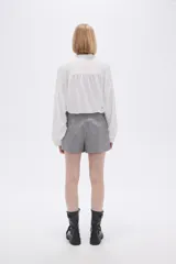 Short gris de vestir con bolsillos laterales y traseros.