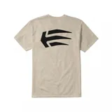 Remera color arena de manga corta con cuello redondo y logo de Etnies estampado en el pecho.
