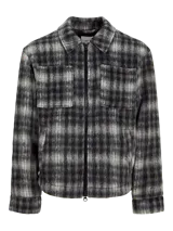 Sobrecamisa corta de manga larga con cuello sport, cierre frontal de cremallera, puños con botones, solapa cortaviento, bolsillos en pecho y delanteros. Diseño a cuadros grises y negros.
