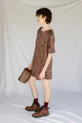 Top unisex estampado floral, de corte holgado y mangas cortas.