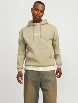 Canguro color verde oliva con capucha y cordones ajustables. Tiene un bolsillo tipo canguro en la parte delantera y un pequeño logo estampado en el pecho.