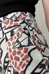 Short de tiro alto con estampado abstracto en tonos marrones y beige.